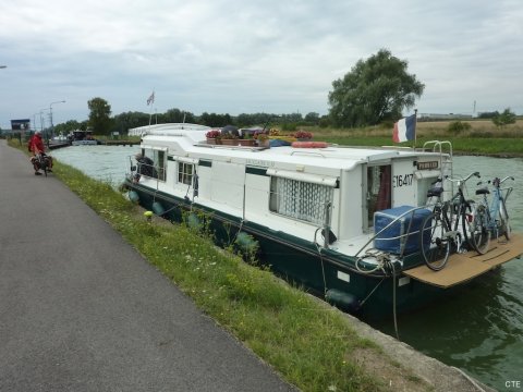 Péniche sur le canal latéral àl'Oise