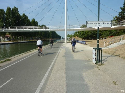 Piste cyclable le long du canal de l'Ourcq