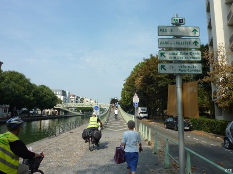 Signalétiques sur le canal de l'Ourcq
