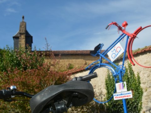 Vélo devant l'église de Carcarés - Crédit photos: Office de Tourisme du Pays Tarusate