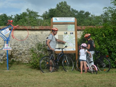 Vélo sur la Scandibérique - Crédit photos: Office de Tourisme du Pays Tarusate