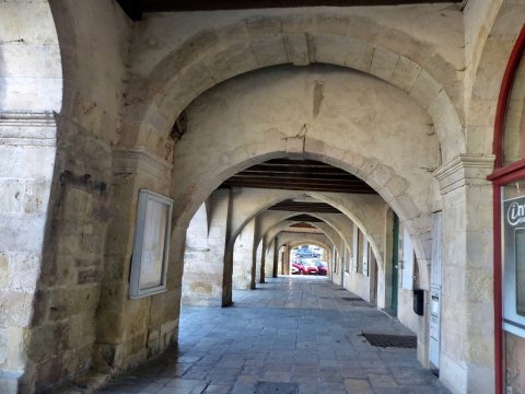 Les arcade, place du Marché, à Bazas