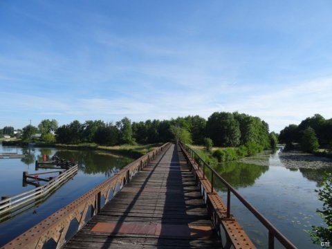 Passerelle de l'écluse de Buges avant Montargis