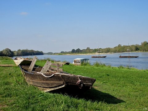 Barques en bord de Loire à Chaumont